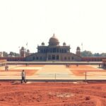 Az egyenáram technológia bemutatója, modern építészet háttérrel.