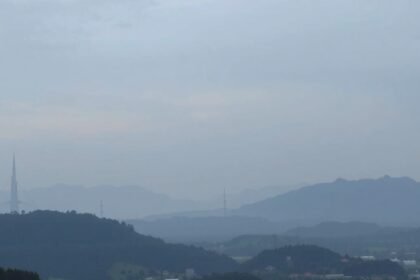 Kilátás a hegyekre és toronyra ködös időben