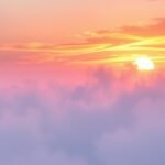 Naplemente a felhők felett, nyugodt és színpompás látvány