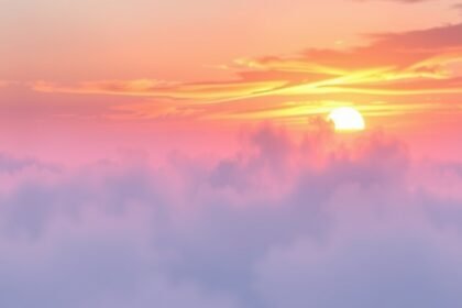 Naplemente a felhők felett, nyugodt és színpompás látvány