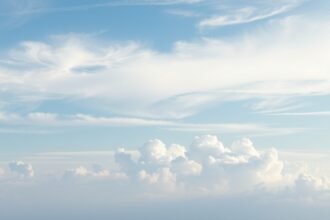 Felhők az égen, relaxáló táj, pszichedelikus élményekhez kapcsolódóan.