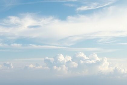 Felhők az égen, relaxáló táj, pszichedelikus élményekhez kapcsolódóan.