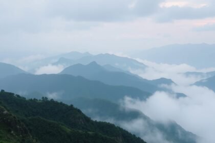 Kék hegyek és köd a horizonton, a felfedezők kalandjára utalva.