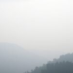 Ködös hegyvidék, természetes táj, balzsamos szuhar környezet