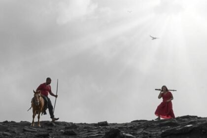 Középkori jelenet: férfi lóháton és nő fuvolával a hegytetőn