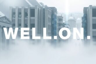 Egy városi látkép fehér ködben, a WELL.ON felirattal.
