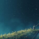 Egy férfi figyeli a csillagokat egy zöld dombon.