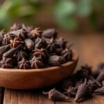 Szegfűszeg borsabálban, természetes gyógymódokhoz használt fűszer.