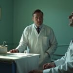 Két orvos beszélget egy lobotómia előkészítő szobában.