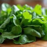 Friss rukkola levelek egy fából készült deszkán