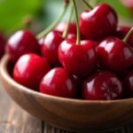 Friss meggy egy fából készült tálban, ízletes és tápláló.