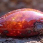 Mokait ásvány szikla háttérben, ragyogó felülettel.