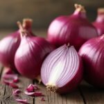 Lilahagyma friss tömbje, szeletelve és egészben.