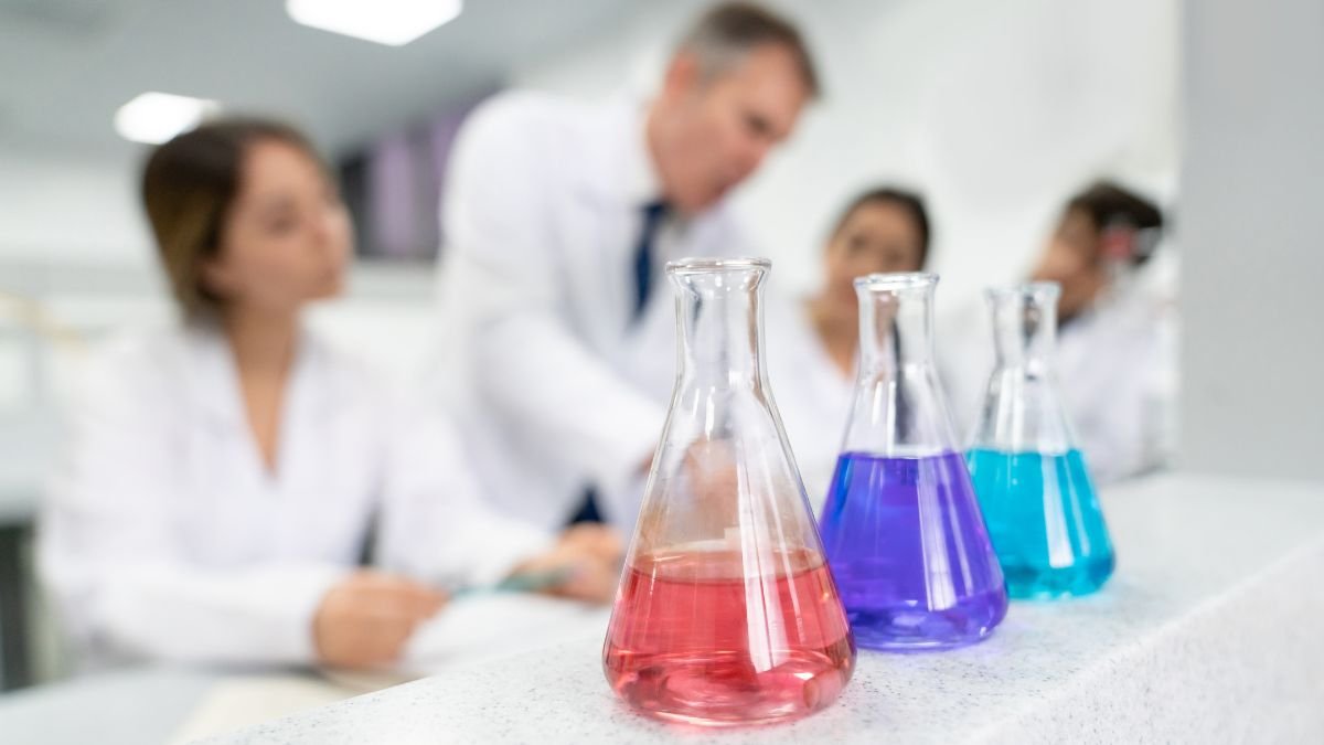 Kémiai eszközök és fiatal tudósok laboratóriumban