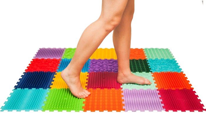 Színes matracon lépő láb, lábgörcsökkel kapcsolatos prevenció