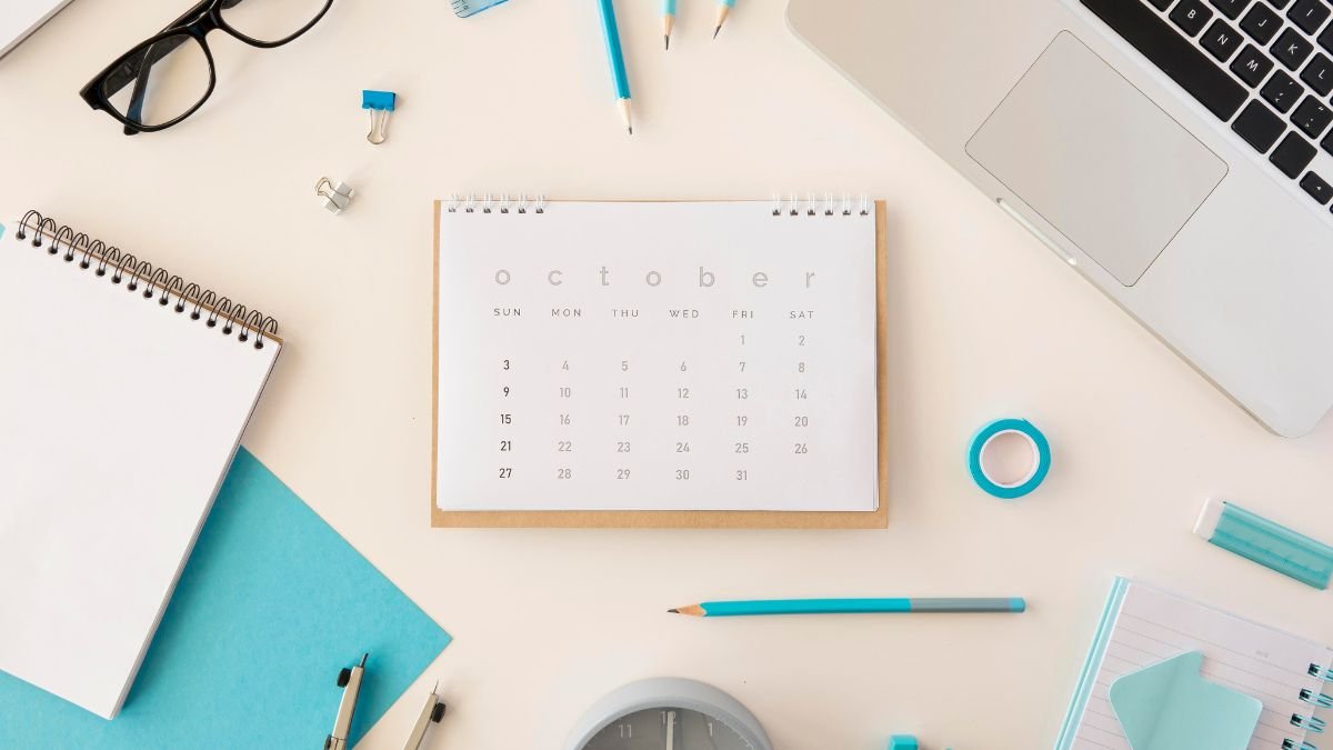 Modern irodai kellékek és munkahelyi eszközök az asztalon.