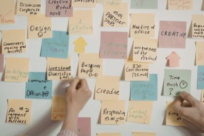 Színes Post-it cetlik irodai környezetben különböző témákkal és feladatokkal.