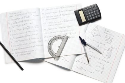 Matek eszközök: számológép, vonalzó és körzőkészlet könyvek mellett.