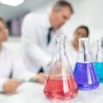 Kémiai eszközök és fiatal tudósok laboratóriumban