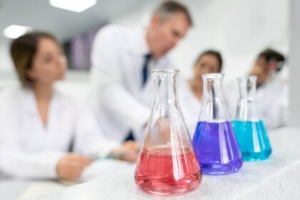 Kémiai eszközök és fiatal tudósok laboratóriumban