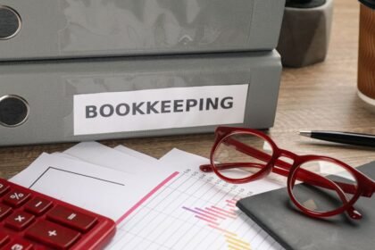 Iratok és könyveléshez szükséges eszközök egy asztalon.