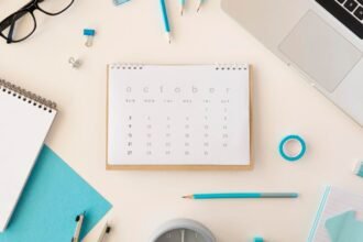 Modern irodai kellékek és munkahelyi eszközök az asztalon.