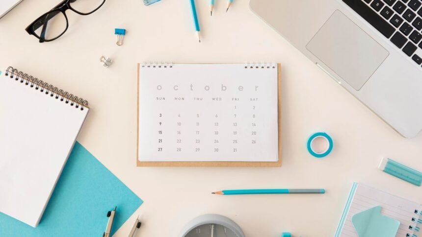 Modern irodai kellékek és munkahelyi eszközök az asztalon.