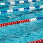 Uszoda medence víz és úszósávok a gyermekúszáshoz