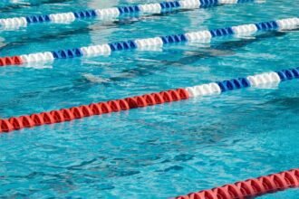 Uszoda medence víz és úszósávok a gyermekúszáshoz