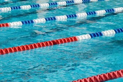 Uszoda medence víz és úszósávok a gyermekúszáshoz