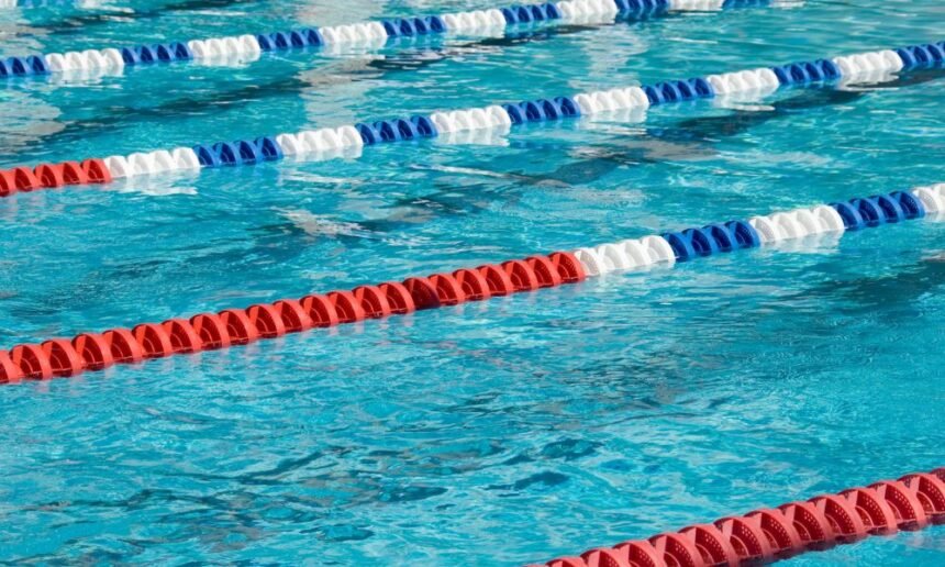 Uszoda medence víz és úszósávok a gyermekúszáshoz