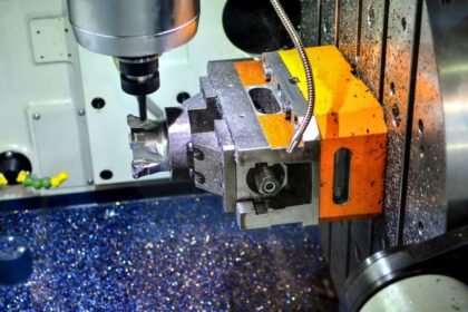 CNC fémmaró gép működése közben, fémalkatrészek feldolgozása