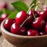 Friss meggy gyümölcs egy fából készült tálban