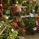 Színes nyári virágok különböző edényekben egy virágboltban.