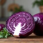 Félbevágott lilakáposzta friss zöldségekkel