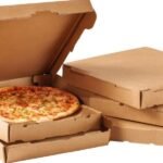 Friss pizza klasszikus pizzadobozban, háttérben üres dobozok.