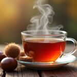 Vadgesztenye tea gőzölgő csészében, körülötte gesztenyék és színes levél.